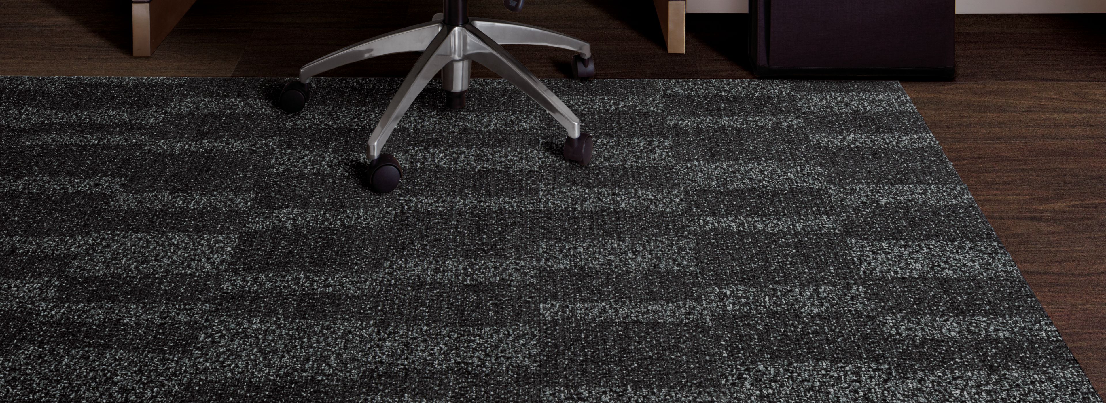 Interface RMS 706 plank carpet tile and Natural Woodgrains LVT in hotel guest room numéro d’image 1